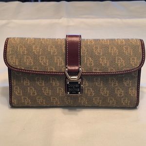 Dooney & Bourke wallet